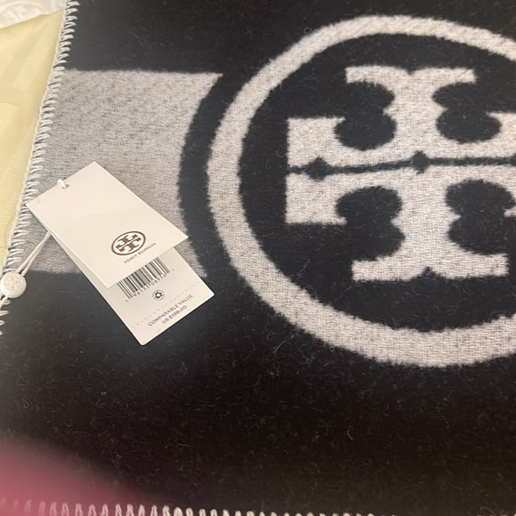 BNWT: Tory Burch scarf (black and white) 100% wool - Picture 3 of 11